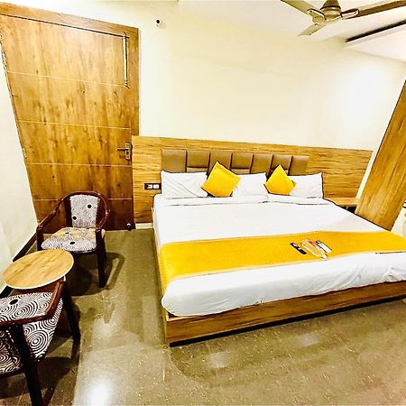 Hotel Nidhivan Mukund - Best Rated Area - In House Parking Vrindāvan Esterno foto