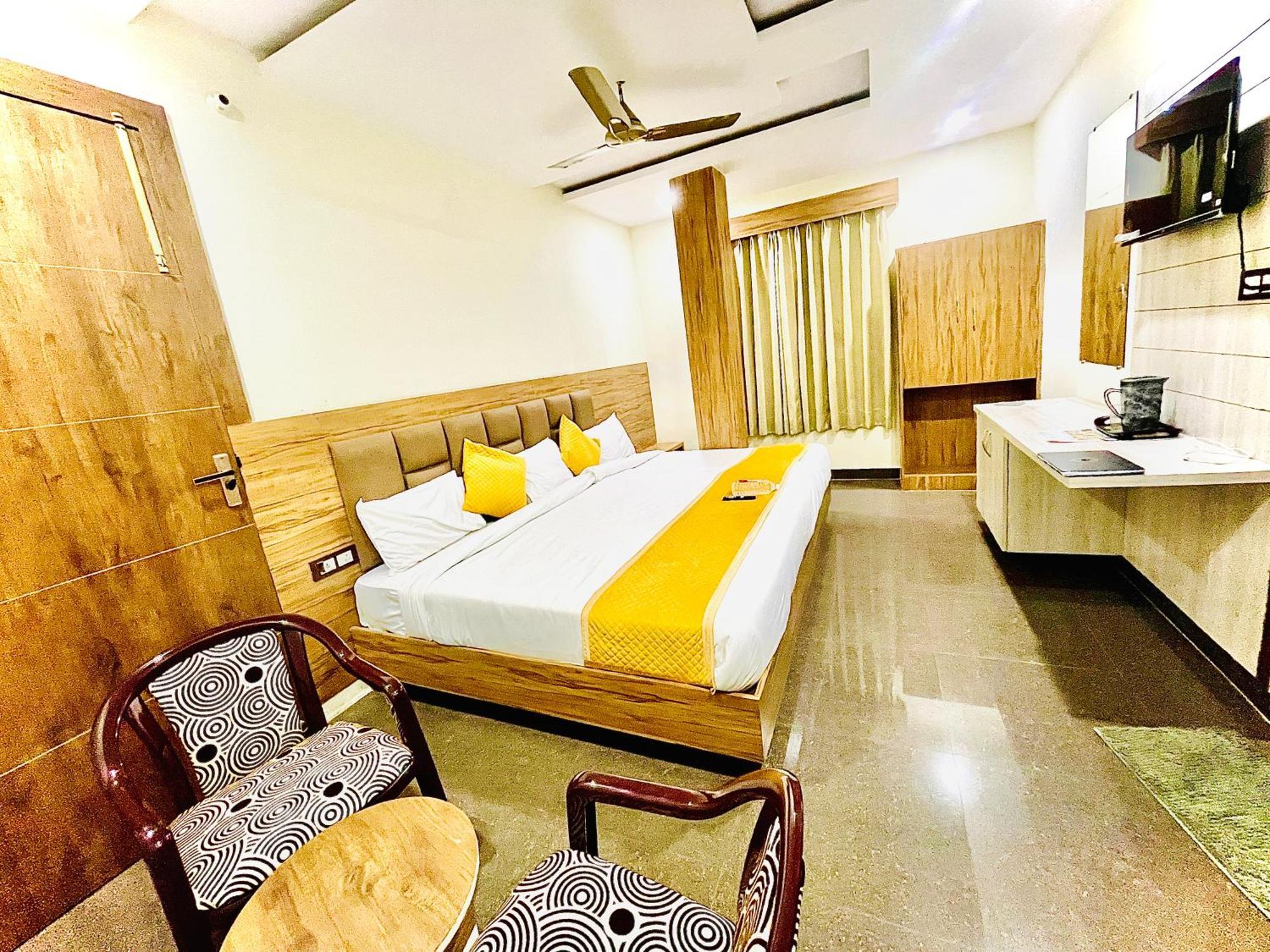 Hotel Nidhivan Mukund - Best Rated Area - In House Parking Vrindāvan Esterno foto