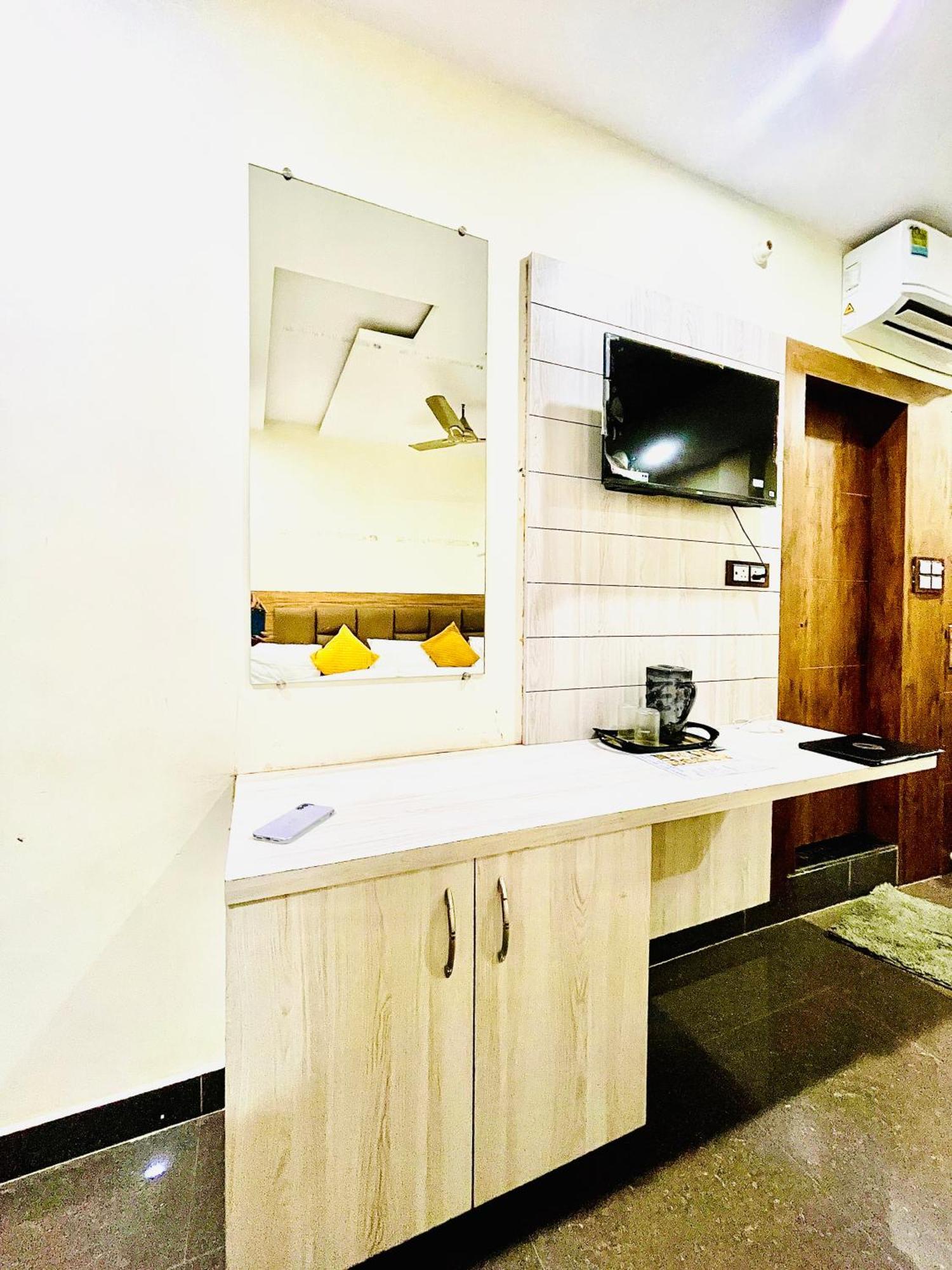 Hotel Nidhivan Mukund - Best Rated Area - In House Parking Vrindāvan Esterno foto